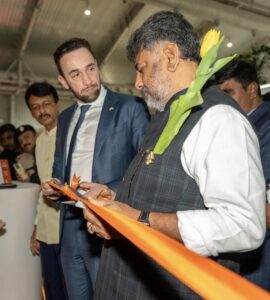 Een bijzondere ontmoeting in Bangalore: Haakman Flowerbulbs overhandigt gele tulp tijdens HortiConnect India 2026 – foto 2
