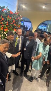 Een bijzondere ontmoeting in Bangalore: Haakman Flowerbulbs overhandigt gele tulp tijdens HortiConnect India 2026 – foto 3