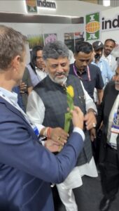 Een bijzondere ontmoeting in Bangalore: Haakman Flowerbulbs overhandigt gele tulp tijdens HortiConnect India 2026